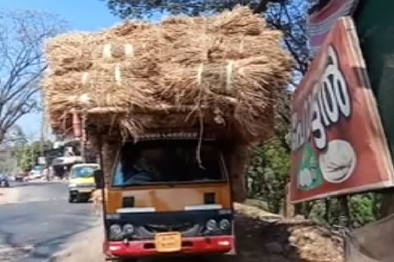 മലപ്പുറം  വൈക്കോല്‍ ലോറി  അപകട ഭീഷണി  malappuram  accident  Straw lorries