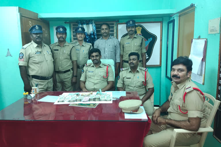 money caught by thalamanchipatnam police