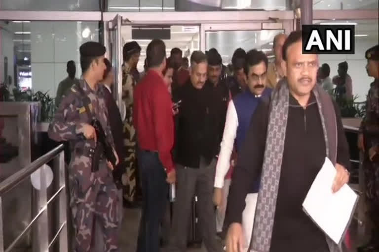 Madhya Pradesh BJP MLAs arrive at Delhi Airport  ന്യൂഡൽഹി  മധ്യപ്രദേശ് രാഷ്ടീയം  മധ്യപ്രദേശ് പ്രതിസന്ധി  ബിജെപി ദേശീയ ജനറൽ സെക്രട്ടറി കൈലാഷ് വിജയവർഗിയ  ബിജെപി എംഎൽഎ  madyapradesh politics  BJP MLAs arrive at Delhi Airport  newdelhi