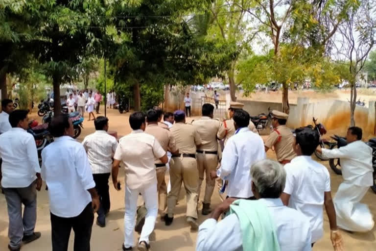 ysrcp attack on tdp at bathalapalli