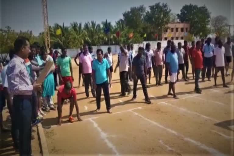 Govt Employees Sports Competition Govt Employees Sports Karur Govt Employees Sports Competition கரூரில் அரசு அலுவலர்களுக்கான விளையாட்டுப் போட்டிகள்! அரசு அலுவலர்களுக்கான விளையாட்டுப் போட்டிகள்!