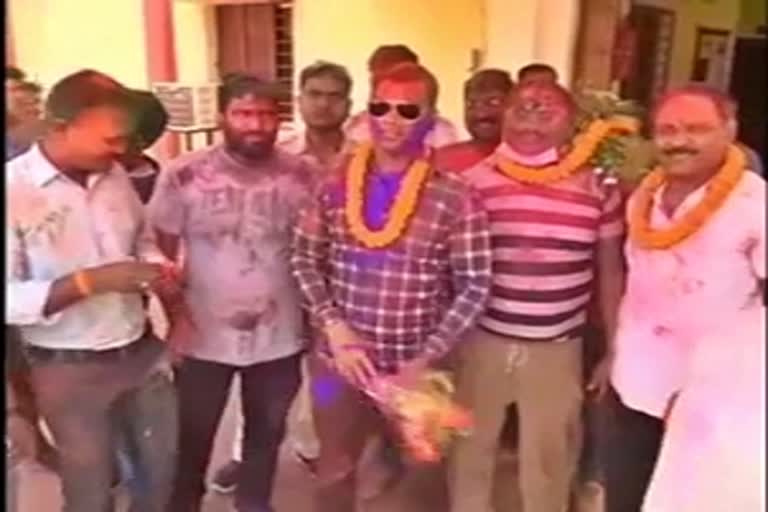 A day after Holi, police officers played Holi in bilaspur