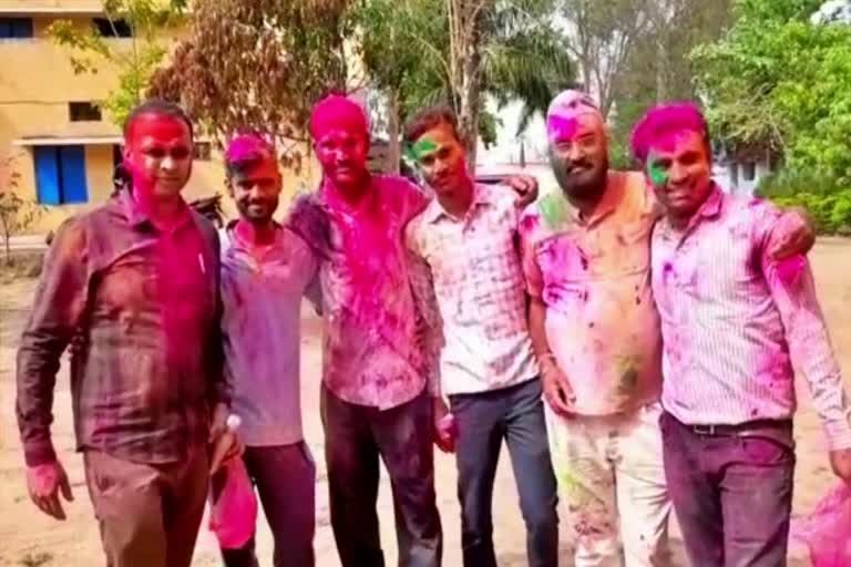 Policemen celebrated holi in police station in  Farasgaon