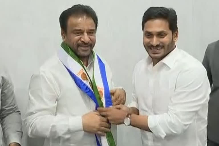 వైకాపా తీర్థం పుచ్చుకున్న మాజీమంత్రి రామసుబ్బారెడ్డి