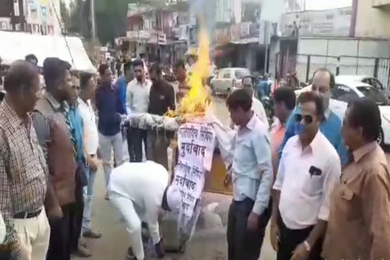 Congressmen burnt Scindia's effigy in protest against joining BJP