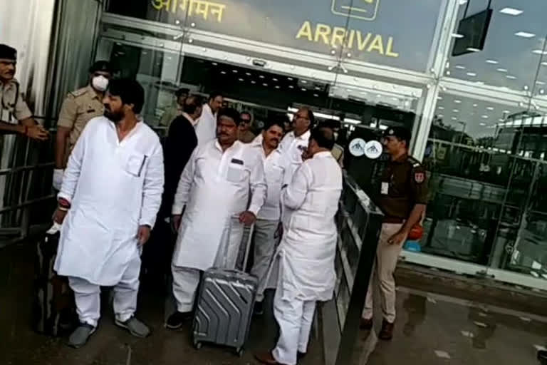 around-80-congressmen-from-mp-arrived-in-rajasthan