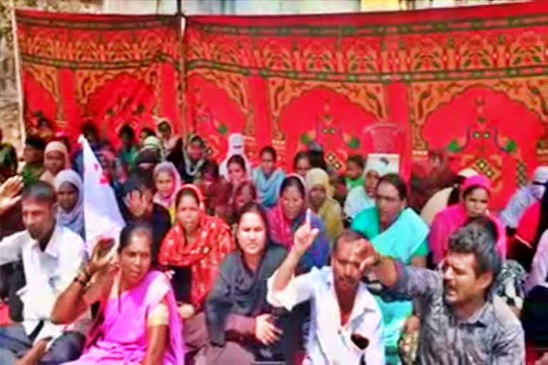 protest by women in municipal premises in gangavathi