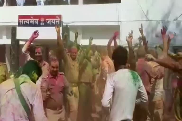 ghaziabad police celebrated holi