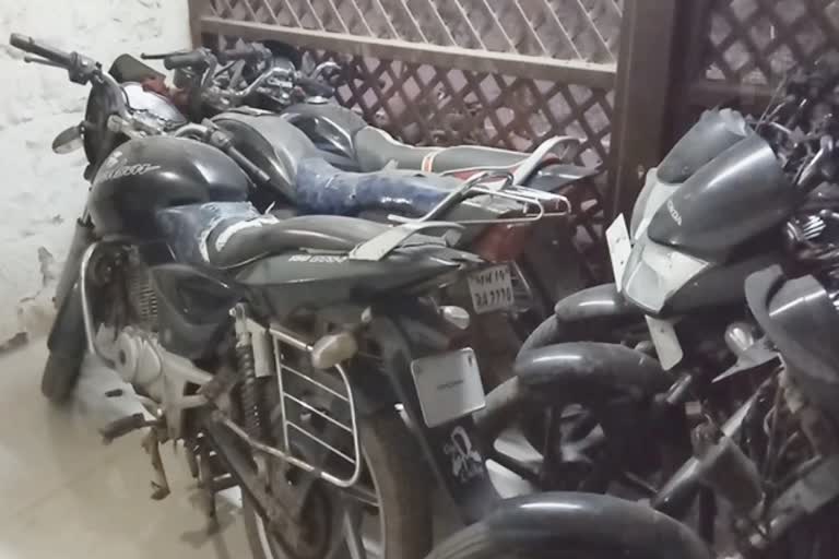 Jalgaon LCB arrested Bike thief