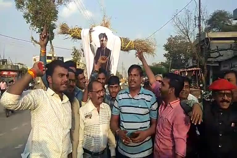 Congress burnt Scindia's effigy