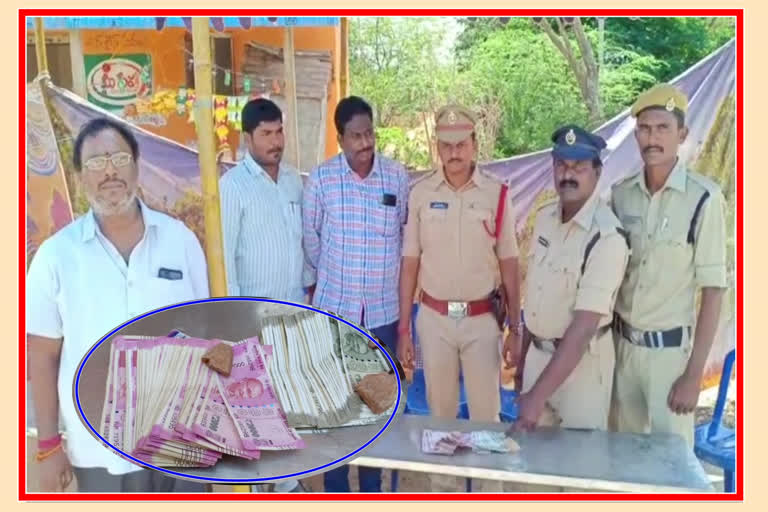 1.75 lakh rupee Cash siege by sangam checkpost police in nellore