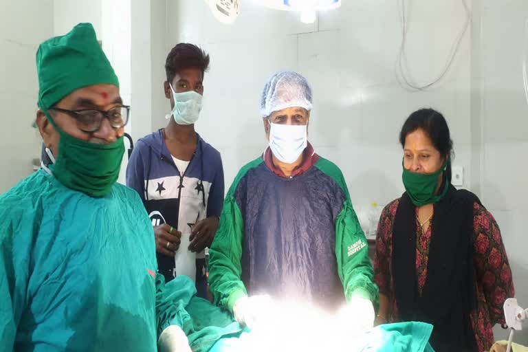 Doctors removed seven and half kg tumor from  woman stomach