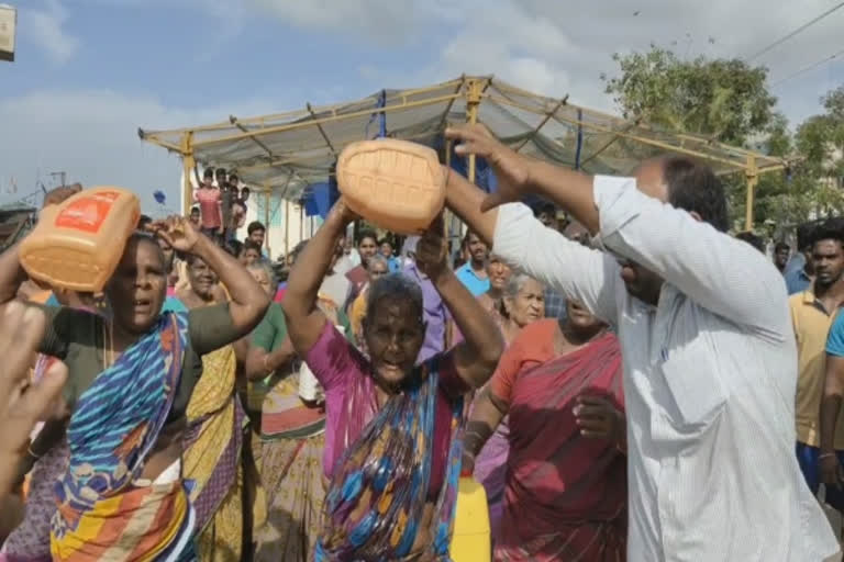 மீனவ பெண்கள் தீக்குளிக்க முயன்ற காட்சி