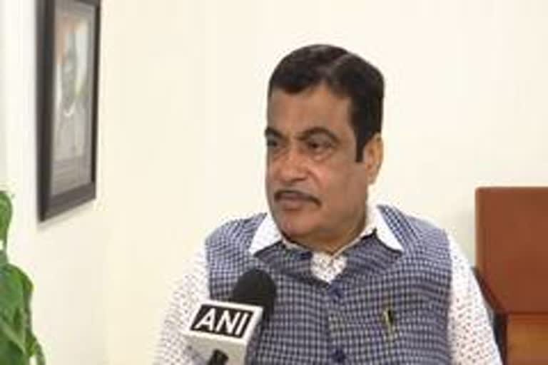 gadkari-advocates-pink-buses-for-women-