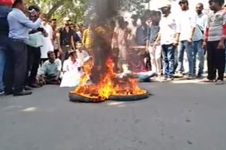 AN कॉलेज के सामने छात्रों ने की आगजनी