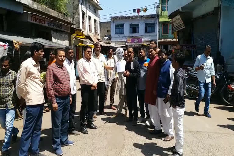 Congress workers opposed Jyotiraditya Scindia by burning effigy in vidisha