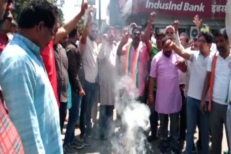 Jyotiraditya's effigy burnt on the directions of the State Congress Committee