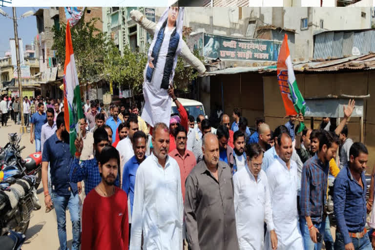 Congress workers burn effigy of Jyotiraditya Scindia