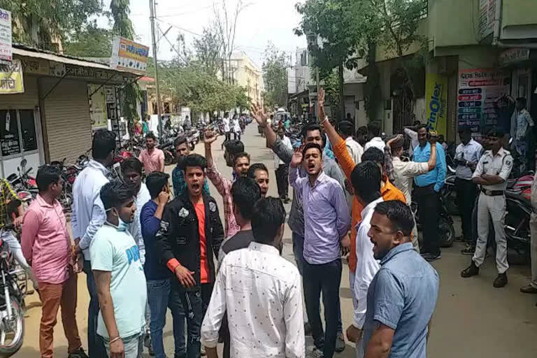 NSUI burnt Jyotiraditya Scindia's effigy