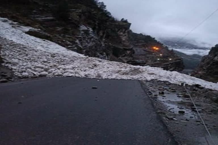 NH 5 in kinnaur district blocked due to snowfall