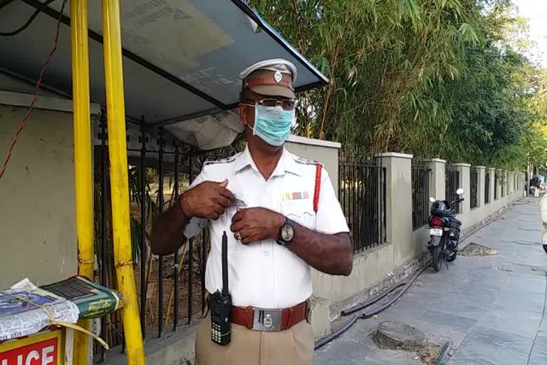 Traffic cops must wear mask