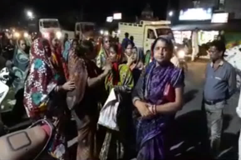 The woman surrounded the Tihidi police station