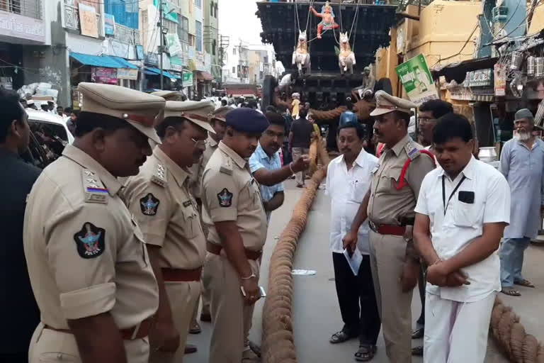 sp yesubabu visit kadiri lakshimi narasimha temple