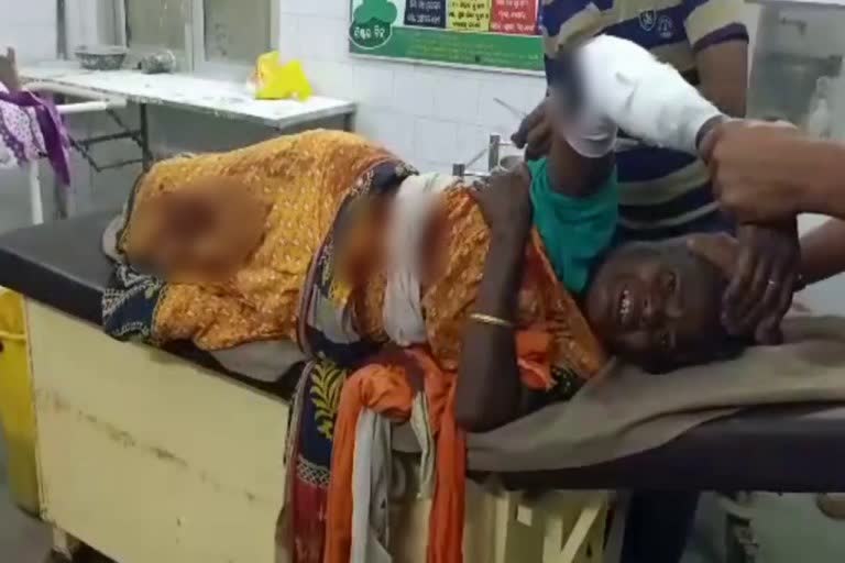 land dispute in kendrapara, kendrapara latest news, two families face off in kendrapara, କେନ୍ଦ୍ରାପଡା ଲାଟେଷ୍ଟ ନ୍ୟୁଜ୍‌, କେନ୍ଦ୍ରାପଡାରେ ଦୁଇ ପରିବାର ମୁହାଁମୁହିଁ, କେନ୍ଦ୍ରାପଡାରେ ଜମି ବିବାଦରୁ ଦୁଇ ପରିବାର ମୁହାଁମୁହିଁ