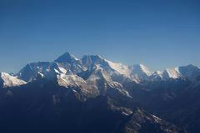 എവറസ്റ്റ് പരിവേഷണ അനുമതി നേപ്പാൾ റദ്ദാക്കി  Everest shut down after Nepal suspends permits over virus  എവറസ്റ്റ്  Everest