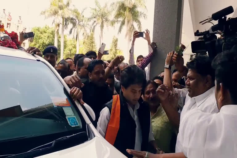 JYOTIRADITYA SCINDIA REACHED MP BJP OFFICE