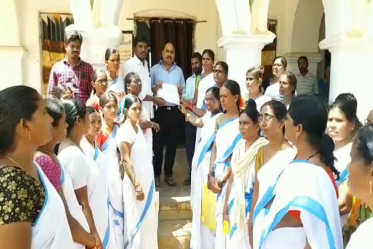 asha-workers-darna-infront-of-mro-office-in-kollapur