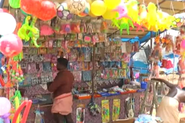 vendors  It is a colorless past for the vendors വള്ളുവനാട്ടിലെ ഉത്സവങ്ങള്‍ പൂര കച്ചവടക്കാർ  കൊവിഡ്-19  ആമാക്കാവ് പൂരം  പാലക്കാവ് മേൽമുറി പൂരം  വിളങ്ങോട്ട് കാവ് പൂരം  പട്ടാമ്പി നേർച്ച  കൊപ്പം നേർച്ച