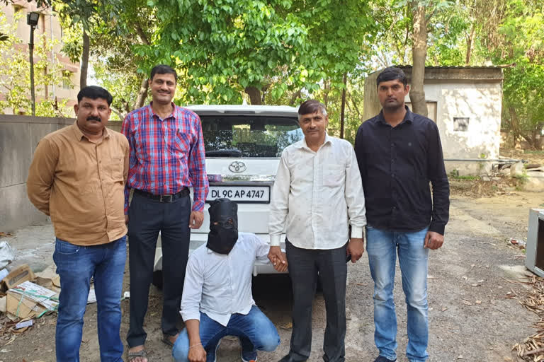 Car robber arrested on pistol tip in dwarka delhi