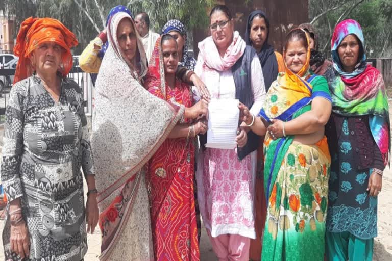 women protest against government on water problem in bhiwani