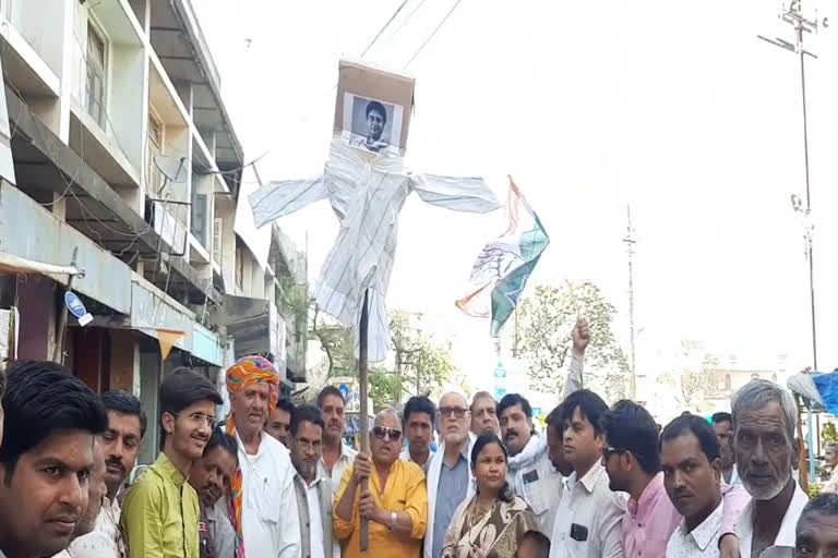 Congress workers burn Jyotiraditya Scindia's effigy