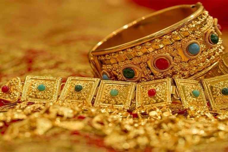 Gold price slips to Rs 42,017 per 10 gram, silver down Rs 2,255 per kg