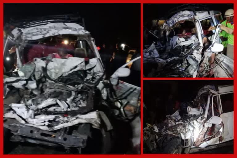 6 people killed in a road accident