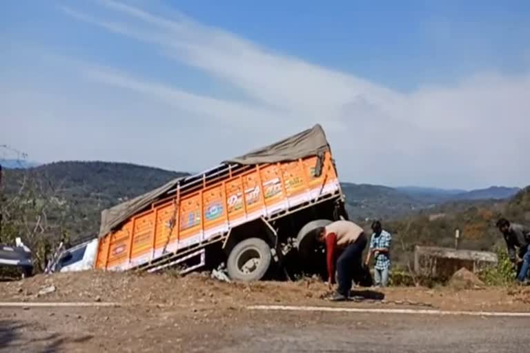 truck crashes due to over take in bankhandi