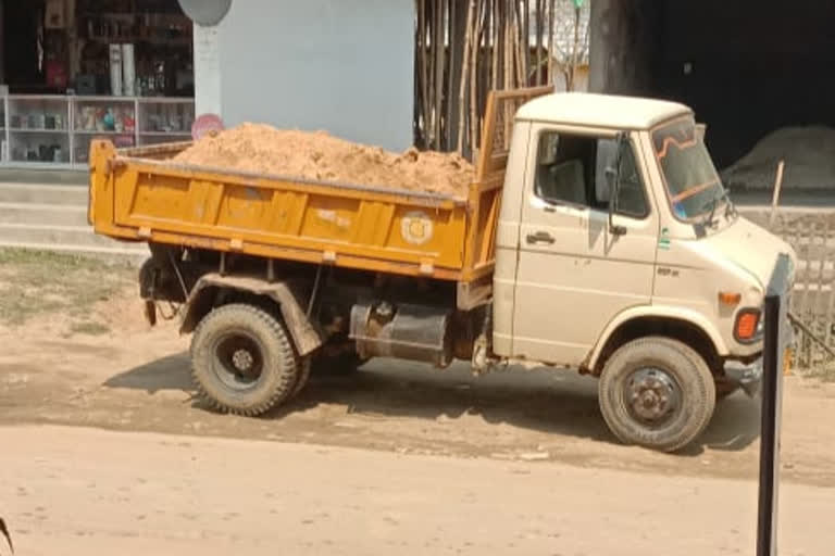 যোৰহাটত তীব্ৰ বেগী ডাম্পাৰ খুন্দাত থিতাতে নিহত এজন