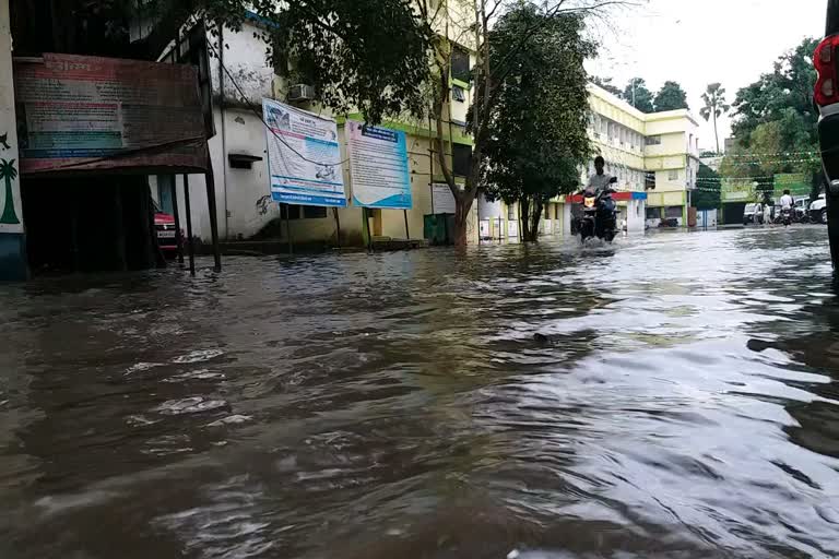 बारिश के पानी में डूबा नवादा कलेक्ट्रेट