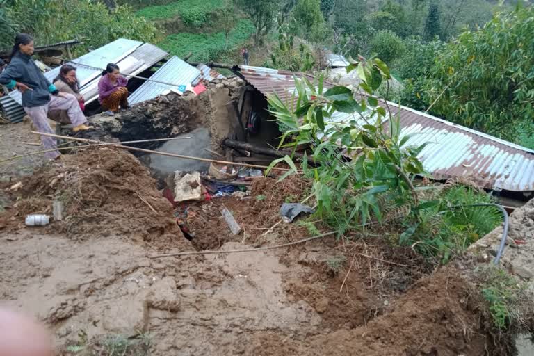 മണ്ണിടിഞ്ഞ് വീണു  മണ്ണിടിച്ചില്‍  ഡാര്‍ജിലിങ്ങില്‍ മണ്ണിടിച്ചില്‍  landslide in Darjeeling  landslide in Bengal  Bengal latest news