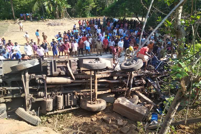 Torres lorry accident  ടോറസ് ലോറി അപകടം  കുറ്റിക്കോല്‍ വൈദ്യുതി സെക്ഷൻ