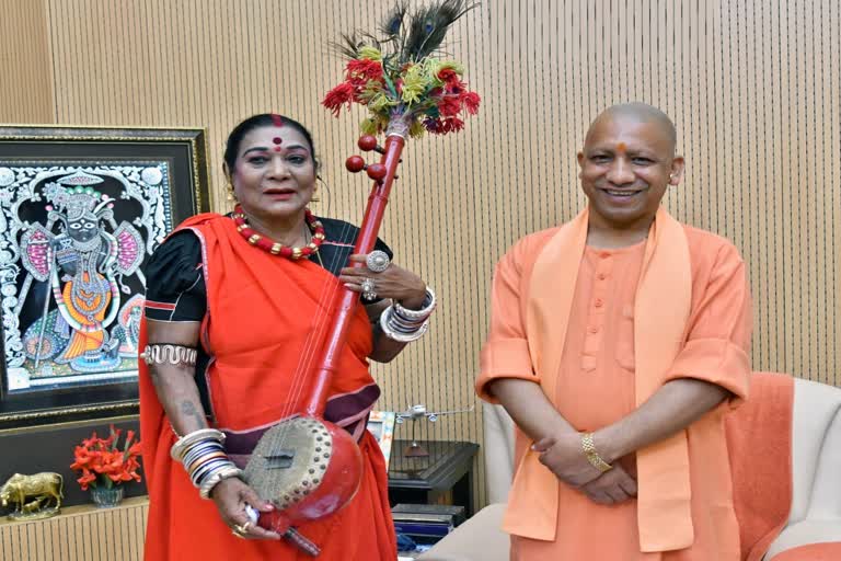 chhattisgarhi-folk-singer-teejan-bai-meets-cm-yogi-in-lucknow