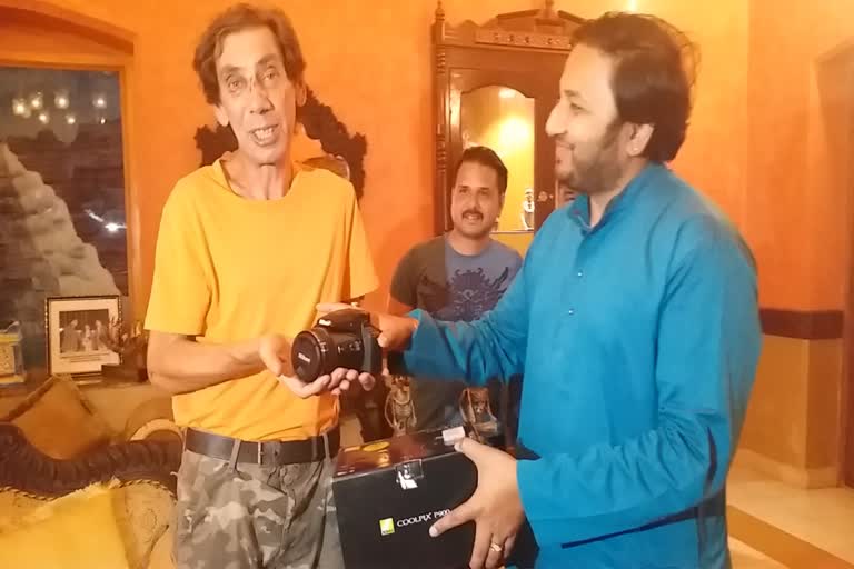 Kamalchand Bhanjadev gave new camera to foreign tourist who was robbed