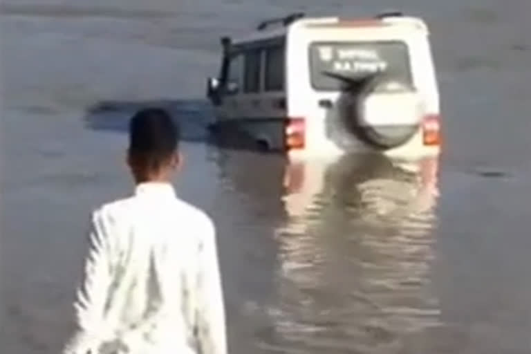 Parked car suddenly falls in Yamuna