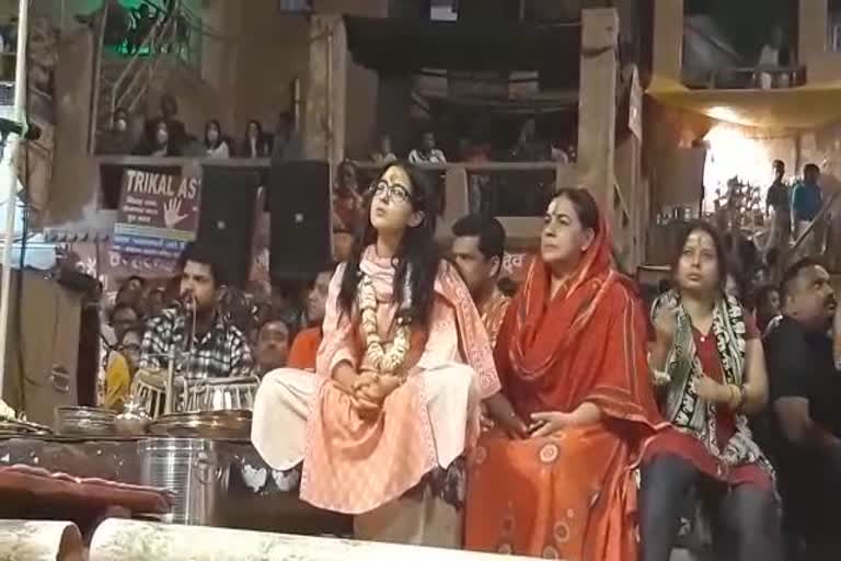 actress sara ali khan with mother seeing ganga aarti in varanasi