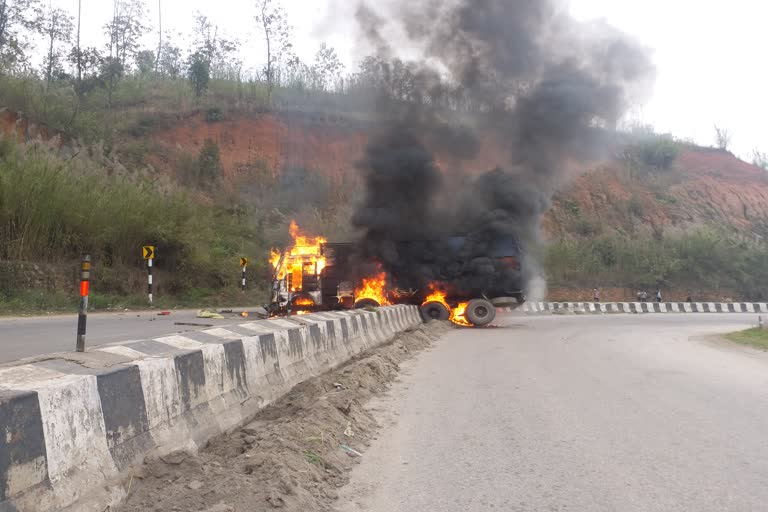 জ্বলি ছাই কয়লাভৰ্তি ট্ৰাক আৰু স্কৰপিঅ'