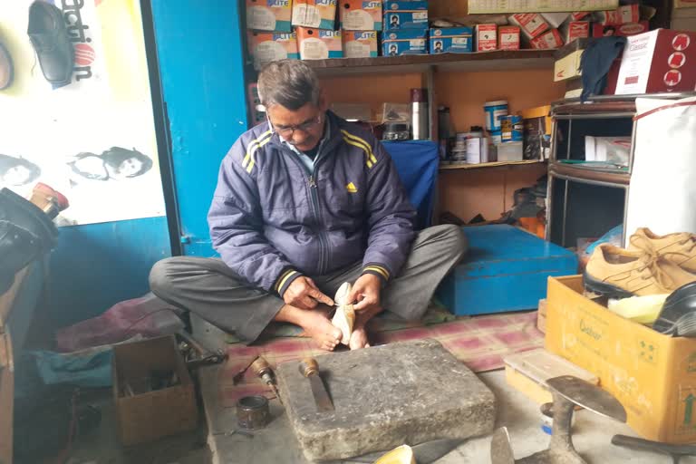 hockey-player-subhash-chand turned cobbler