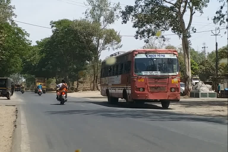 stop of  Dhanapur Vapi-Vapi-Jodhpur bus,   8 village sarpanchs protest