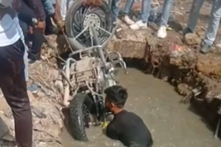 man fall with bike in drain